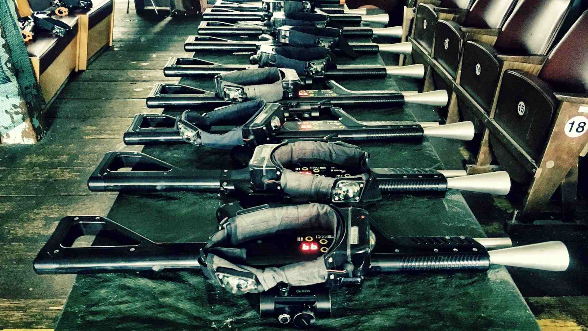 Bezdrátové laser tag zbraně připravené pro hráče